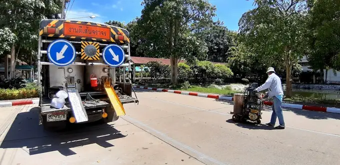 ปรับปรุงเส้นจราจรและป้ายบอกทิศทางอาคารต่าง ๆ