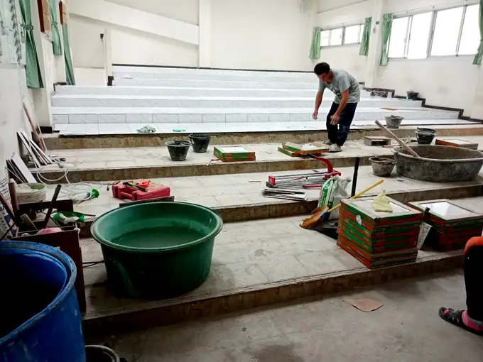 ปรับปรุงพื้นกระเบื้องห้องเรียน ชั้น 3 อาคารเรียน