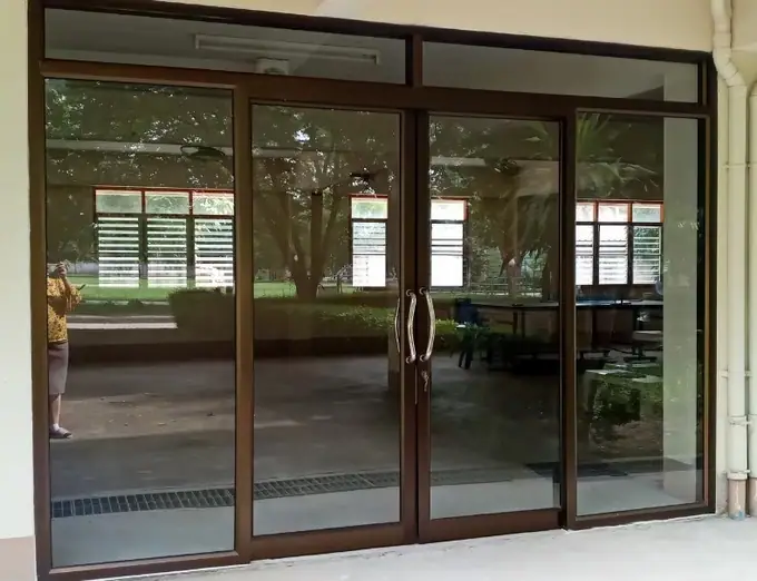ปรับปรุงประตูทางเข้า-ออก อาคารหอพัก 12 ห้อง