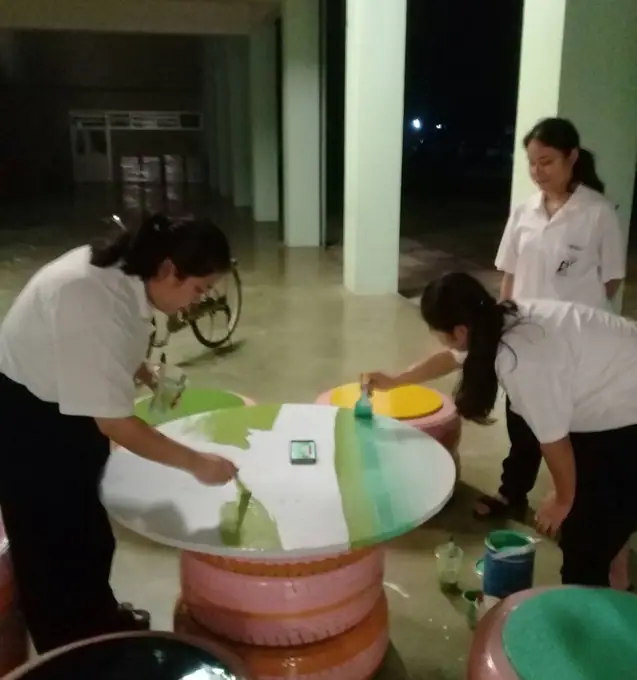 เปลี่ยนยางรถยนต์เก่าเป็นที่นั่งอ่านหนังสือ