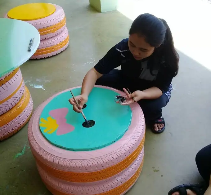 เปลี่ยนยางรถยนต์เก่าเป็นที่นั่งอ่านหนังสือ