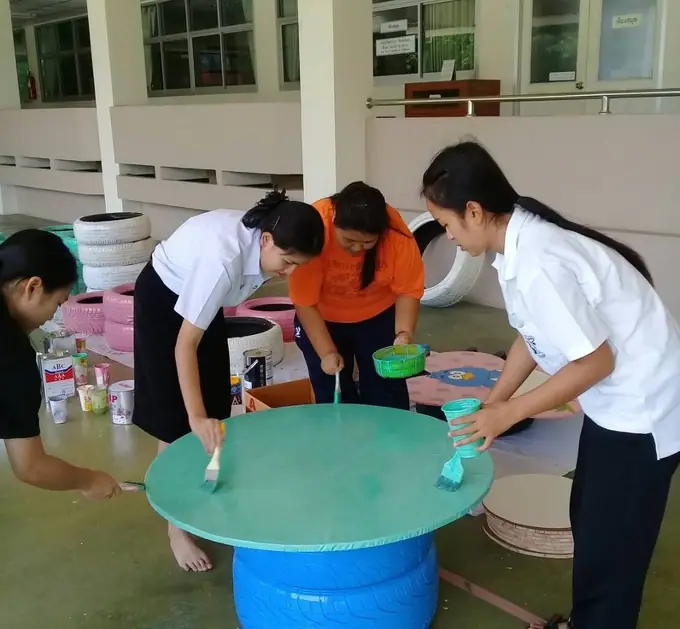 เปลี่ยนยางรถยนต์เก่าเป็นที่นั่งอ่านหนังสือ