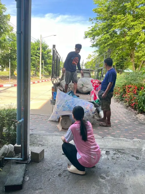 ชมรมจิตอาสา คัดแยกขยะและรับบริจาค นำไปขายสมทบทุนค่ายอาสา