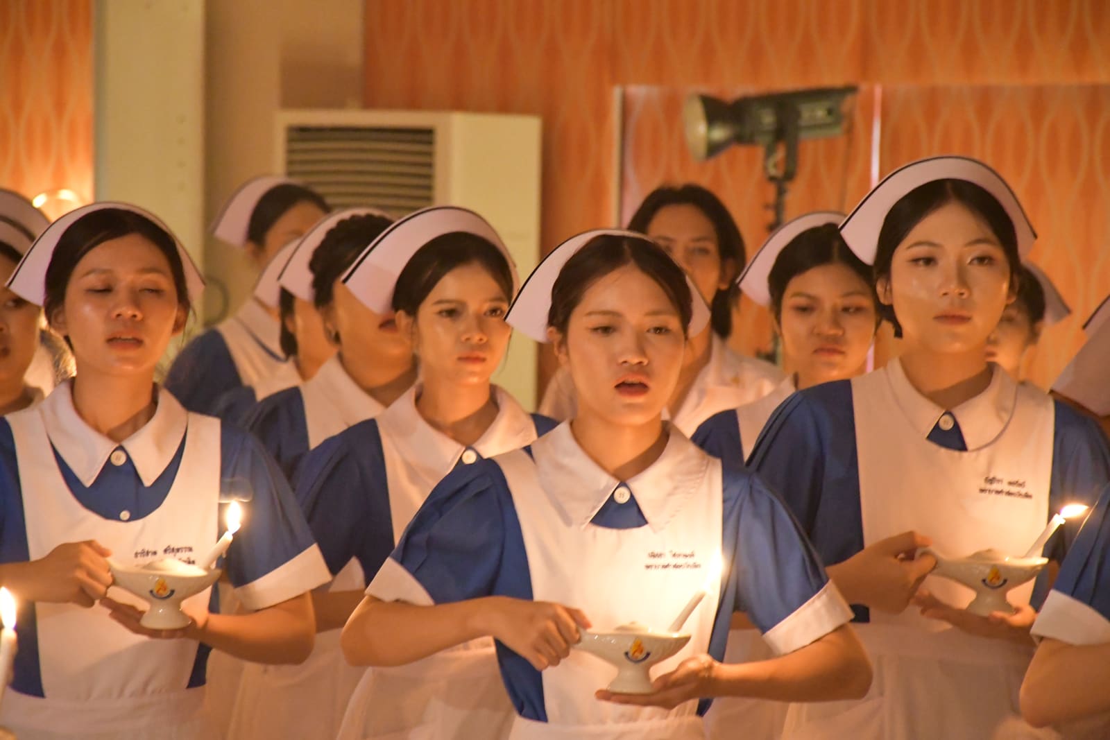 นักศึกษาพยาบาลถือเทียนในพิธีมอบตะเกียงไนติงเกล