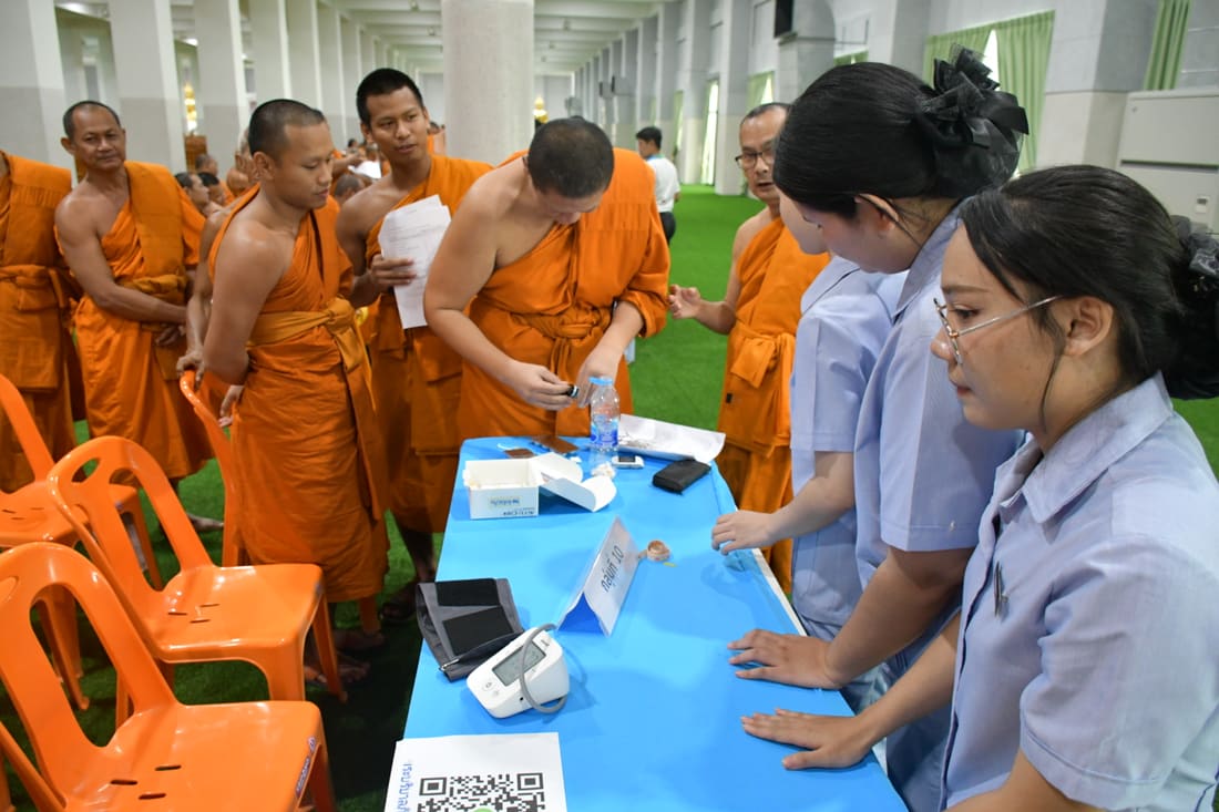 นักศึกษาและอาจารย์คัดกรองสุขภาพพระสงฆ์
