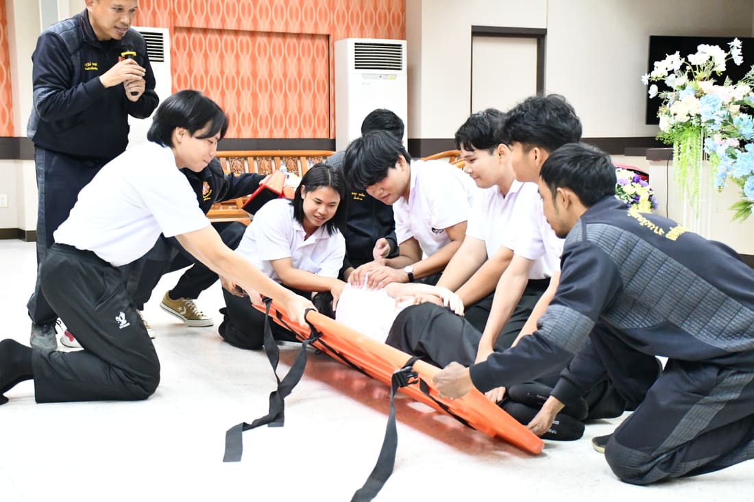 นักศึกษาฝึกเคลื่อนย้ายผู้ป่วยด้วยเปลสนาม