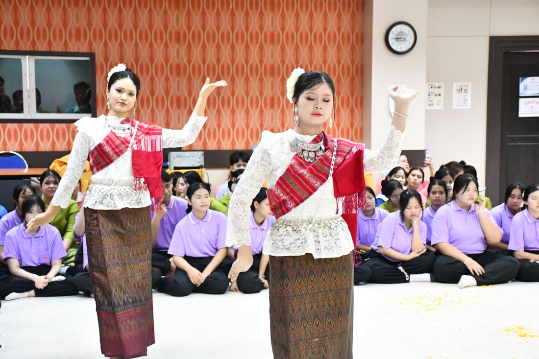 นักศึกษารำไทยในพิธีบายศรีสู่ขวัญ