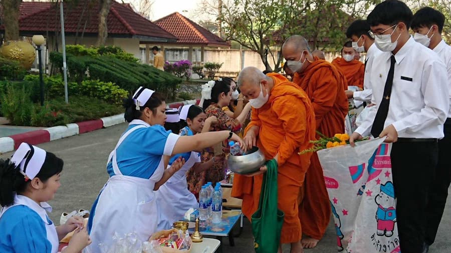 กิจกรรมทำบุญตักบาตร