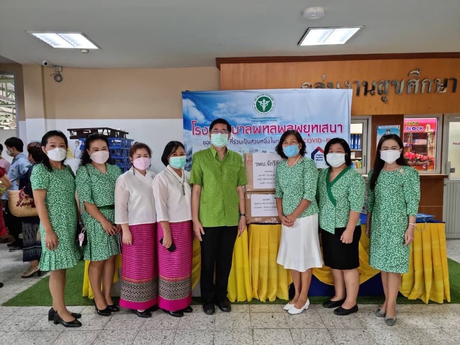 มอบอุปกรณ์การแพทย์ให้โรงพยาบาลบ้านโป่งและโรงพยาบาลพหลฯ