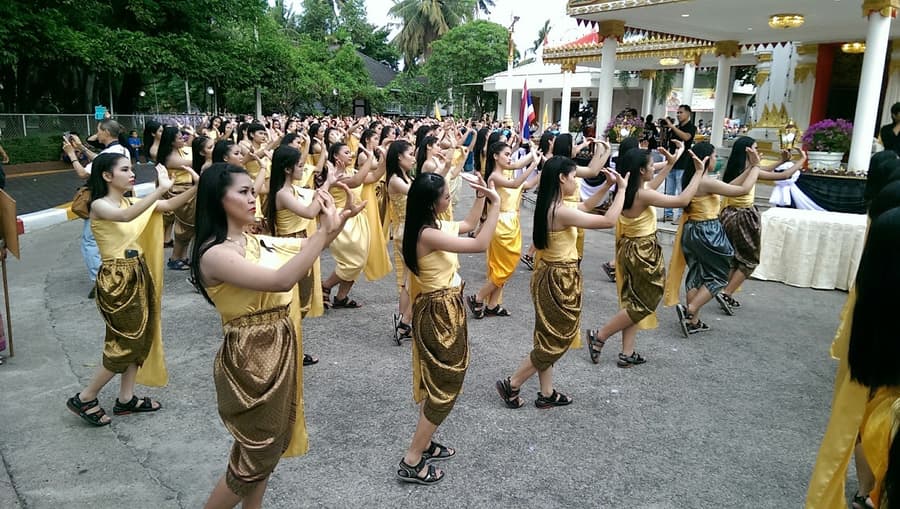 นักศึกษาจิตอาสาเข้าร่วมเดินขบวนรำงานสมโภชเจ้าพ่อหลักเมือง อ.เมือง จ.ราชบุรี