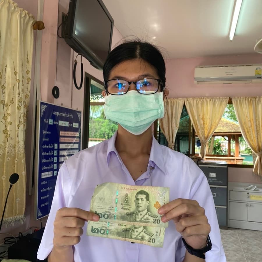 น.ส.จิราทิพย์ อุ่นธง เก็บเงินได้คืนเจ้าของ